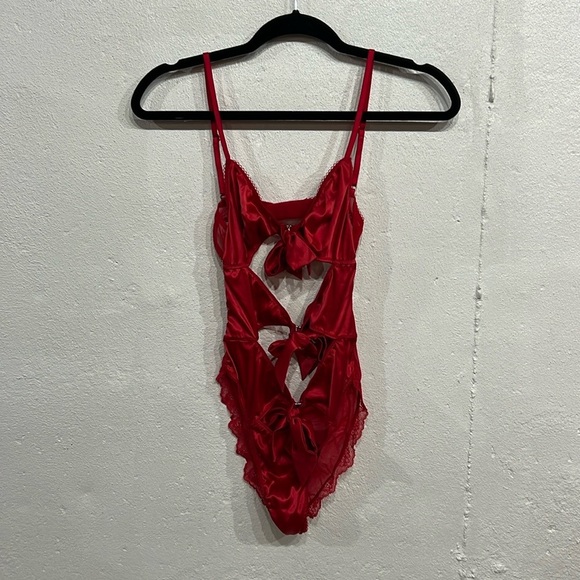 Victoria’s Secret Satin Tied With A Bow Lingerie - Picture 2 of 5